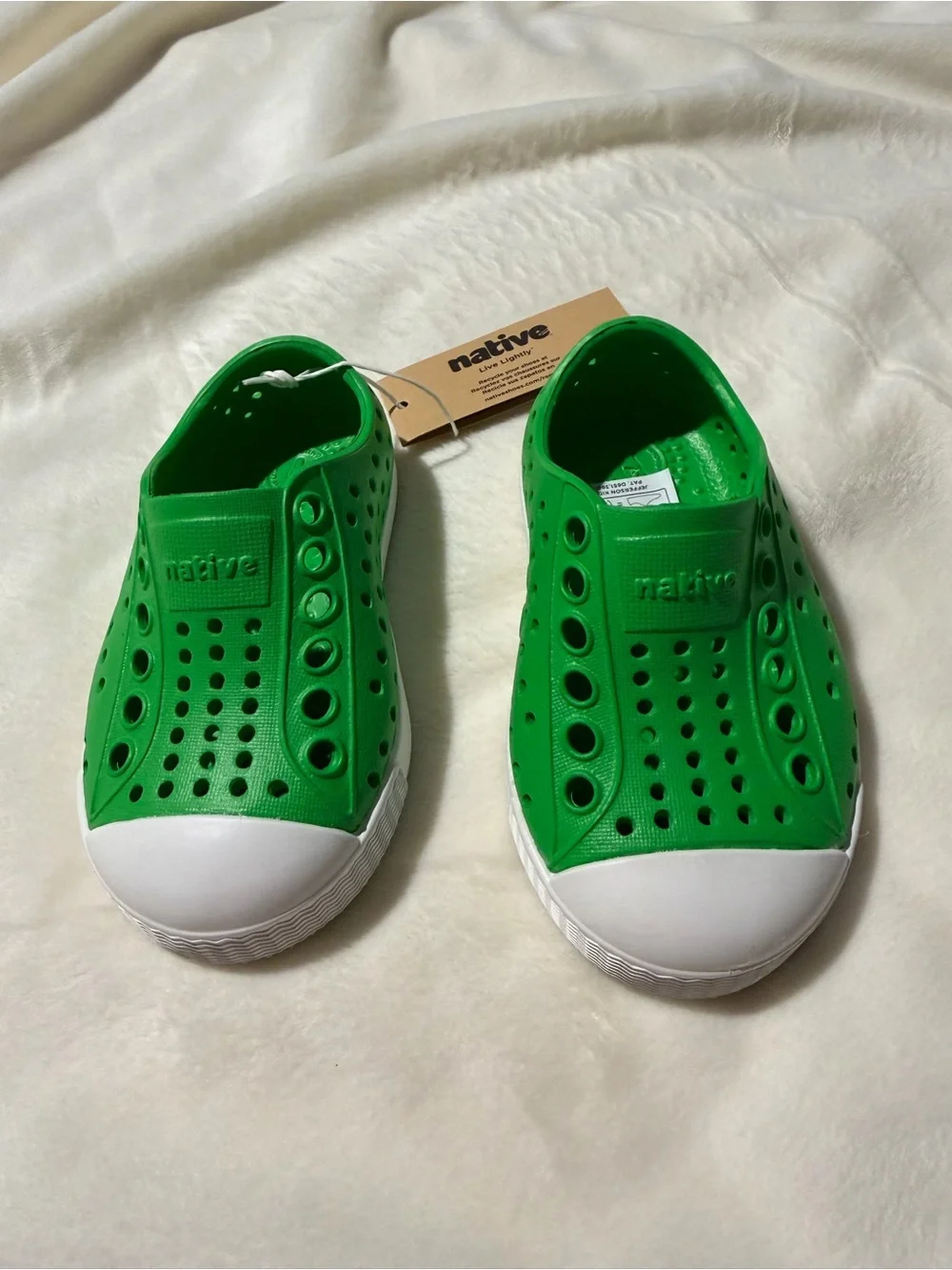 Native Kids Slip-On Water Shoes in Bright Green with White Toe Size C-4 NEW/NWT